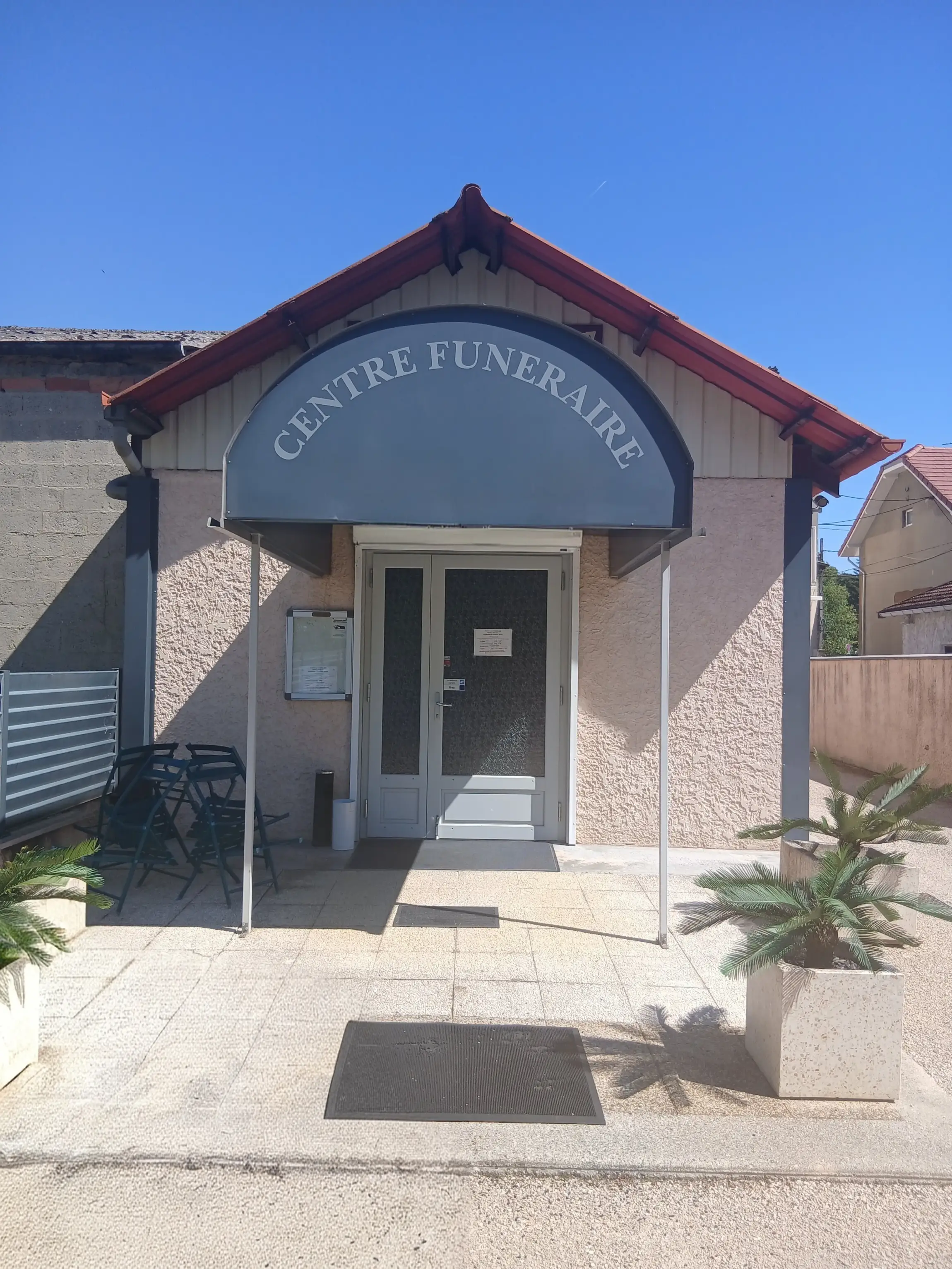 Entrée du centre funéraire Pompes Funèbres Mercier aux Avenières-Veyrins-Thuellin