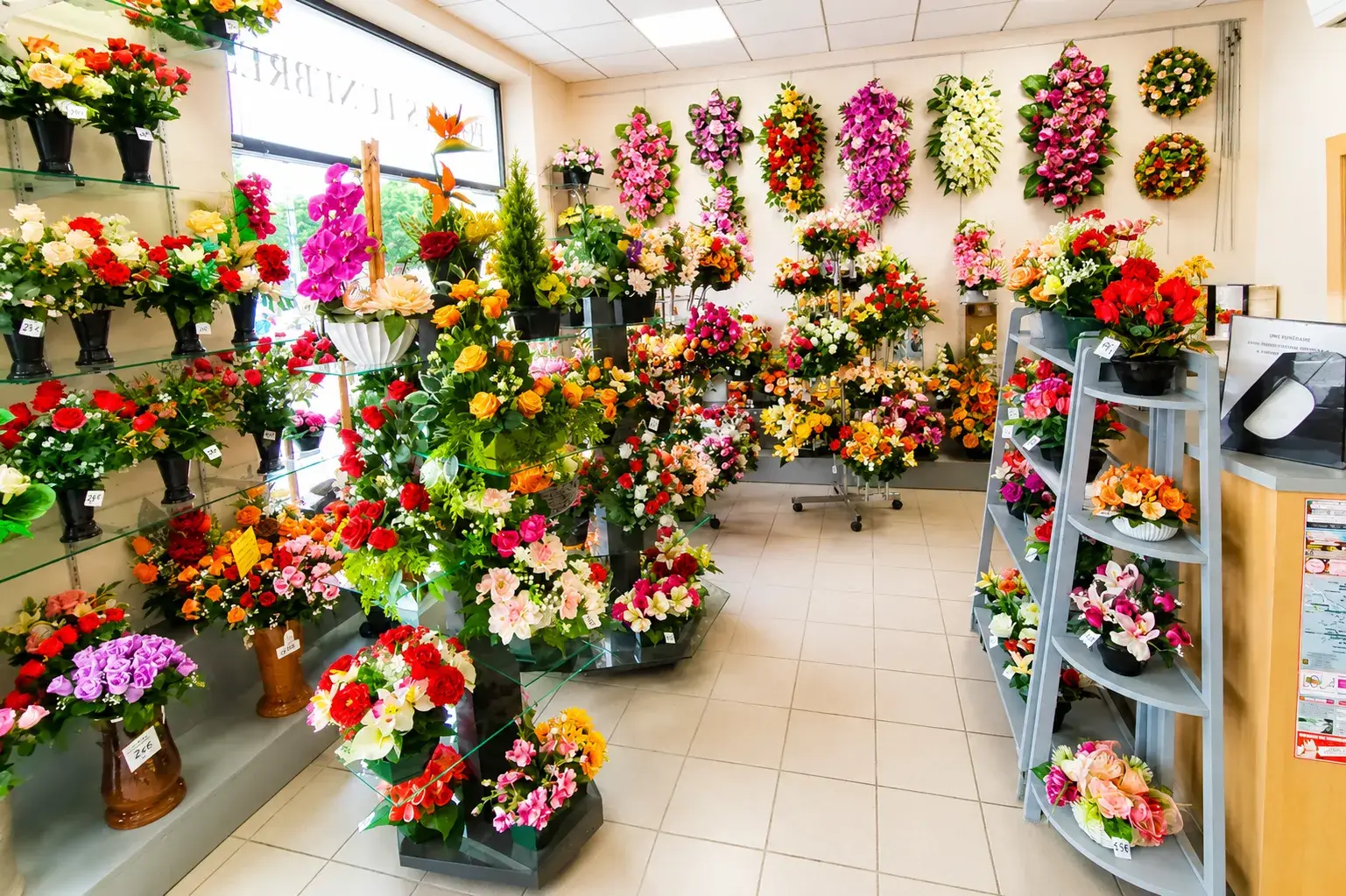 Magasin de fleurs et compositions funéraires des Pompes Funèbres Mercier